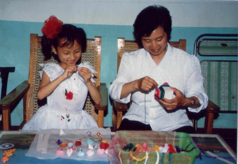 端午节居民给儿童制作香包(文醒柏摄）.jpg