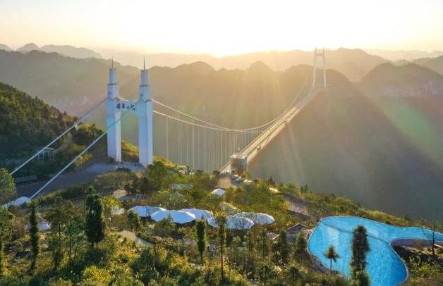 在该民宿居住,可纵览矮寨大桥风光,徜徉无边泳池,看云海翻腾,听虫嘶